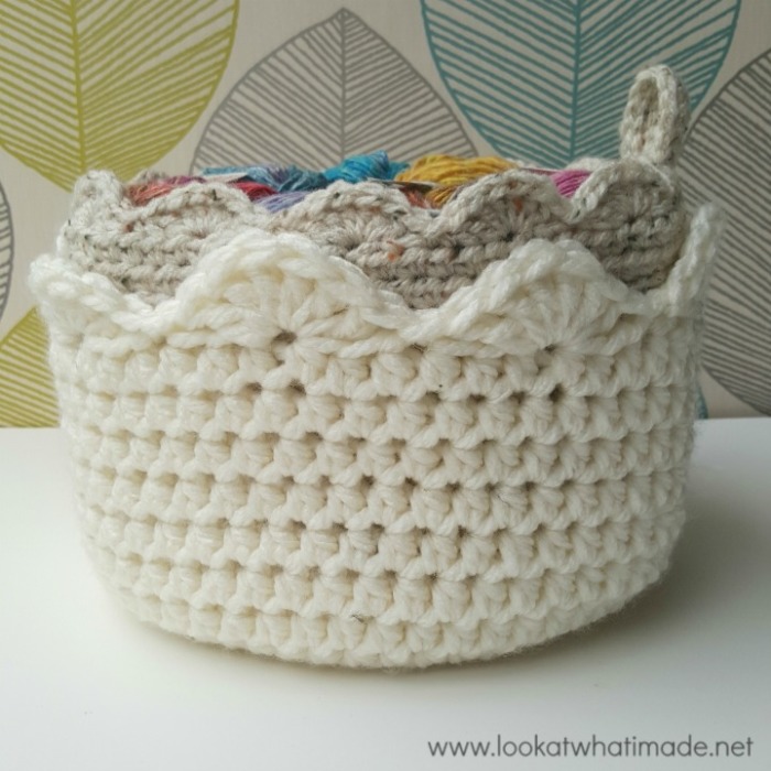 https://lookatwhatimade.net/wp-content/uploads/2016/10/Round-Crochet-Basket-Lookatwhatimade.jpg