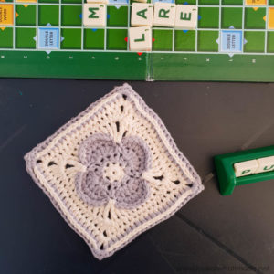 free crochet square featuring simple crochet flower
