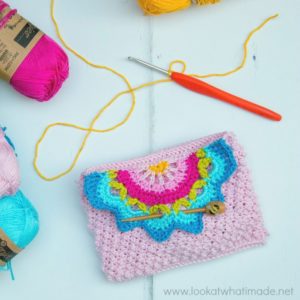 Small textured crochet clutch with floral closure free pattern