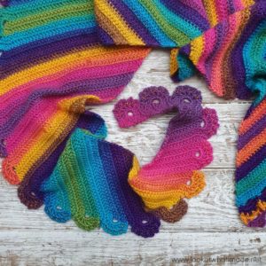 easy crescent crochet shawl with scalloped edge and floral lace border end